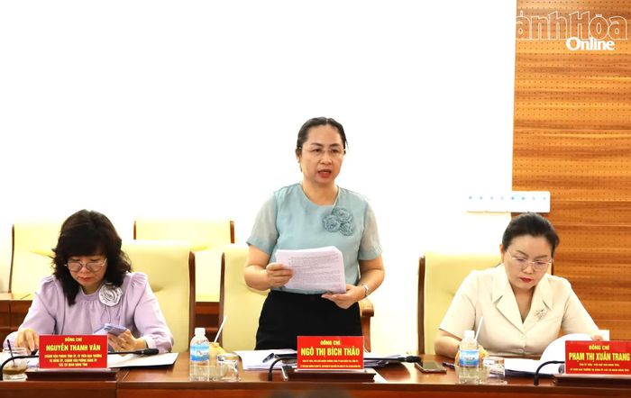 Đồng chí Ngô Thị Bích Thảo - Phó Chủ nhiệm Thường trực Ủy ban Kiểm tra Tỉnh ủy phát biểu tại hội nghị.