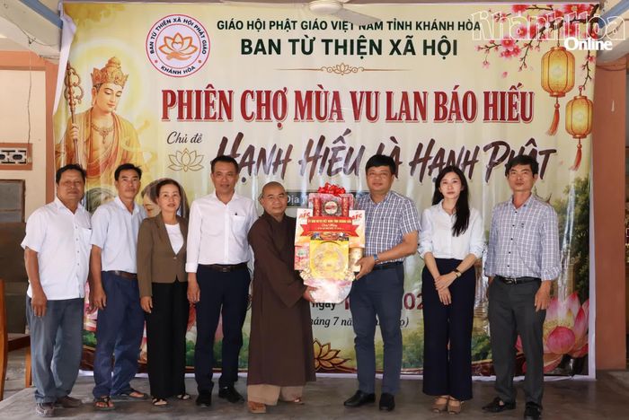 Ông Lê Văn Hoan tặng quà Thượng tọa Thích Quảng Thông.