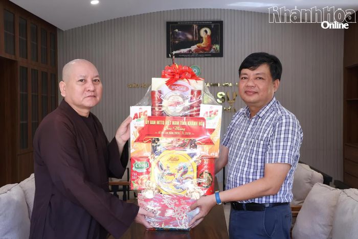 Ông Lê Văn Hoan tặng quà cho Thượng tọa Thích Nhuận Đức.