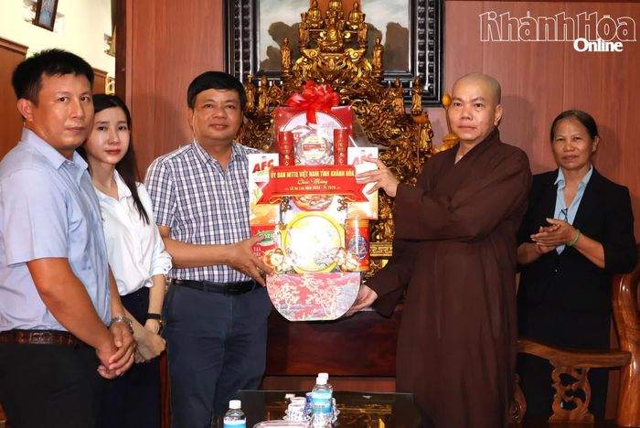 Ông Lê Văn Hoan tặng quà Đại đức Thích Nhuận Tôn.