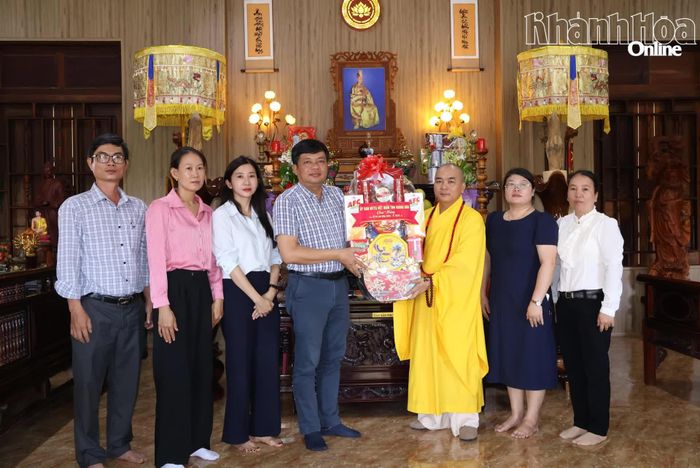 Ông Lê Văn Hoan tặng quà Đại đức Thích Thuận Trực.