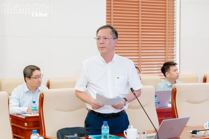 Ông Trần Minh Chiến - Trưởng Ban Quản lý Khu kinh tế và Khu công nghiệp tỉnh báo cáo tại hội nghị.