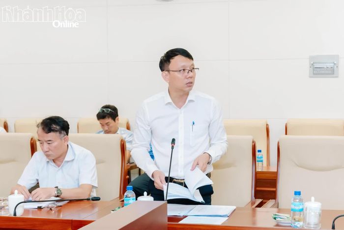 Đồng chí Nguyễn Thanh Hà - Phó Chủ tịch UBND tỉnh trình bày một số nội dung tại hội nghị.