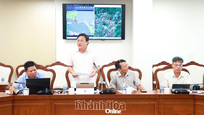 Lãnh đạo Ban Quản lý Khu kinh tế và Khu công nghiệp tỉnh báo cáo đề xuất dự án.