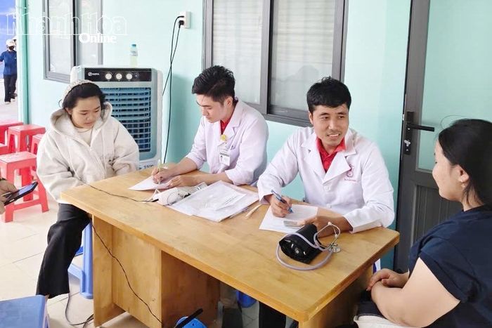 Cán bộ y tế Trung tâm Huyết học -Truyền máu Khánh Hòa tư vấn cho người tới khám sàng lọc.