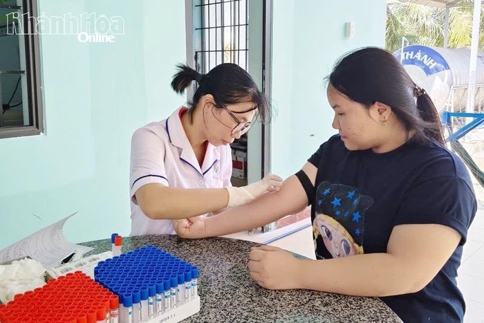Sau khám, người dân được lấy mẫu máu xét nghiệm.