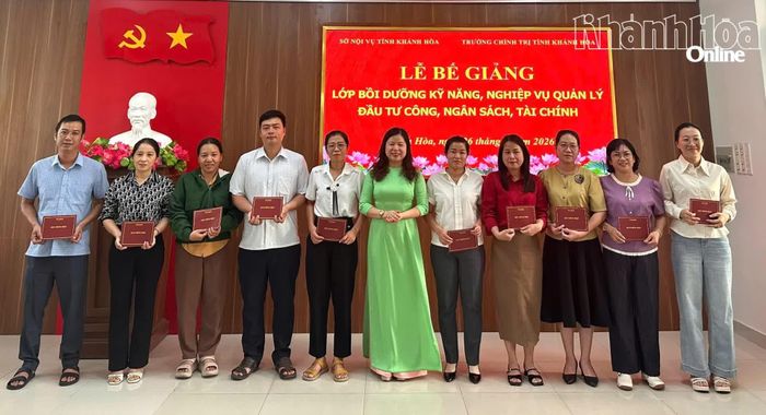 Lãnh đạo Trường Chính trị tỉnh trao giấy chứng nhận hoàn thành chương trình bồi dưỡng cho các học viên. 