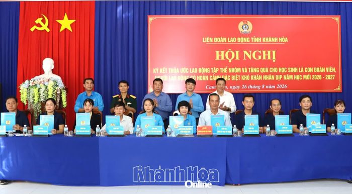 Đại diện Công đoàn cơ sở các doanh nghiệp ký kết thỏa ước lao động tập thể nhóm.