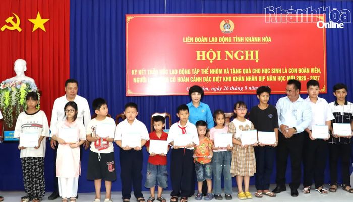 Lãnh đạo Liên đoàn Lao động tỉnh và các đại biểu trao quà cho con công nhân.
