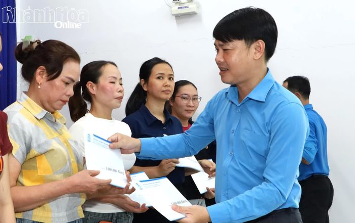 Ông Bùi Hoài Nam - Phó Chủ tịch Ủy ban MTTQ Việt Nam tỉnh, Chủ tịch Liên đoàn Lao động tỉnh trao quà cho công nhân.