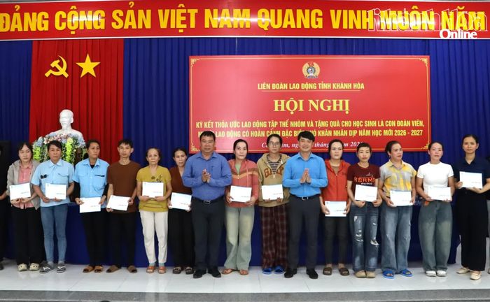 Các công nhân có hoàn cảnh khó khăn nhận quà của Liên đoàn Lao động tỉnh.