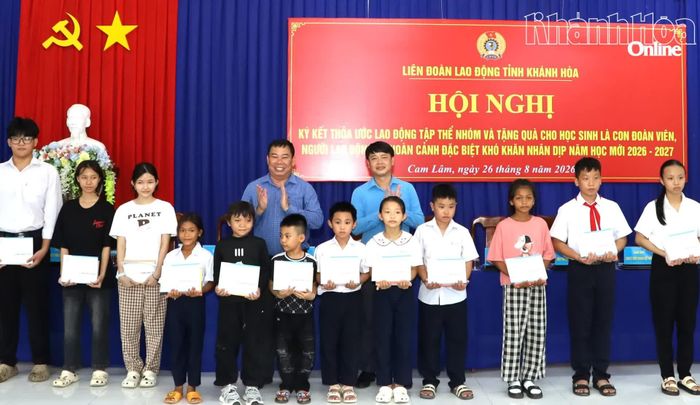 Ông Bùi Hoài Nam - Phó Chủ tịch Ủy ban MTTQ Việt Nam tỉnh, Chủ tịch Liên đoàn Lao động tỉnh và các đại biểu trao quà cho con công nhân.