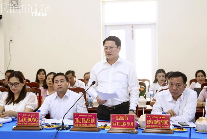 Ông Châu Thanh Hải - Bí thư Đảng ủy, Chủ tịch HĐND xã Thuận Nam báo cáo tại buổi làm việc.