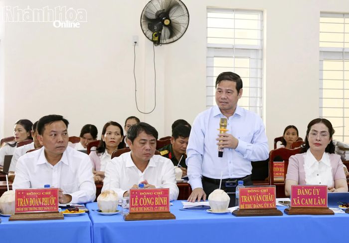 Ông Trần Văn Châu - Bí thư Đảng ủy xã Cam Lâm báo cáo tại buổi làm việc.