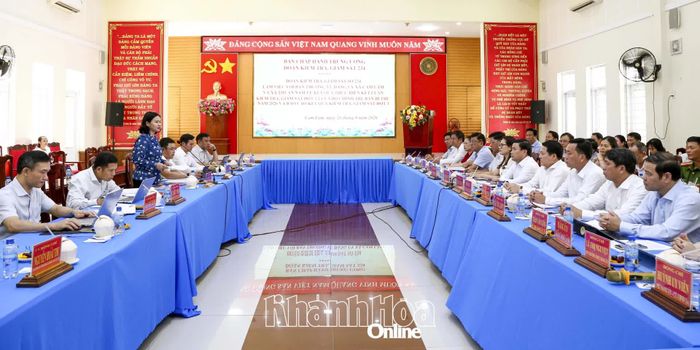 Quang cảnh buổi làm việc.