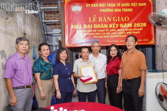 Lãnh đạo Ủy ban MTTQ Việt Nam phường, đại diện Công ty Cổ phần Năng lượng Hacom và tổ dân phố chúc mừng gia đình ông Nguyễn Đăng Nam nhận nhà Đại đoàn kết.