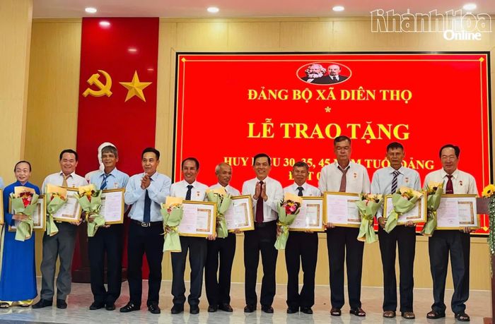 Lãnh đạo Đảng ủy xã Diên Thọ trao Huy hiệu 35 năm tuổi Đảng cho các đảng viên.