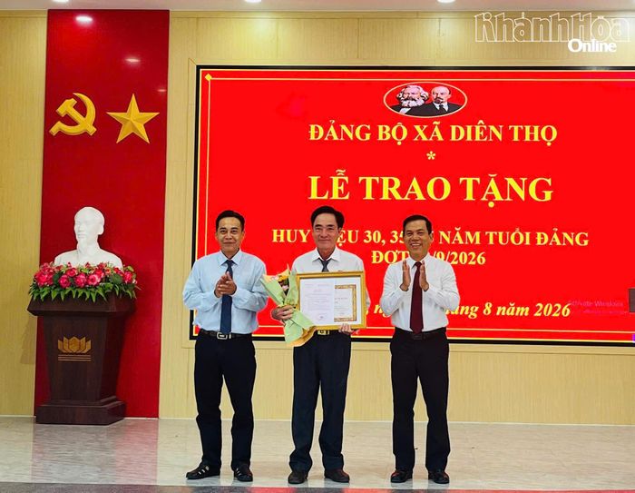 Lãnh đạo Đảng ủy xã Diên Thọ trao Huy hiệu 30 năm tuổi Đảng cho 1 đảng viên.