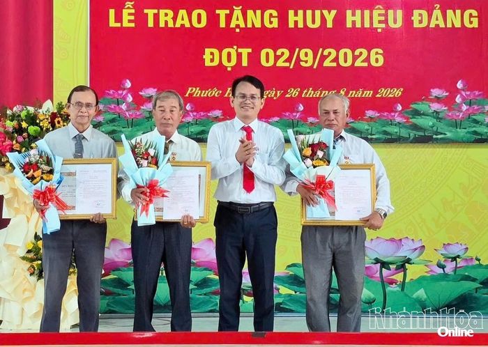Lãnh đạo xã Phước Hậu trao Huy hiệu 30 năm tuổi Đảng và tặng hoa chúc mừng các đảng viên.