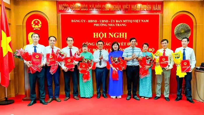 Lãnh đạo phường Nha Trang trao quyết định bổ nhiệm Hiệu trưởng, Phó Hiệu trưởng Trường THCS Nha Trang.