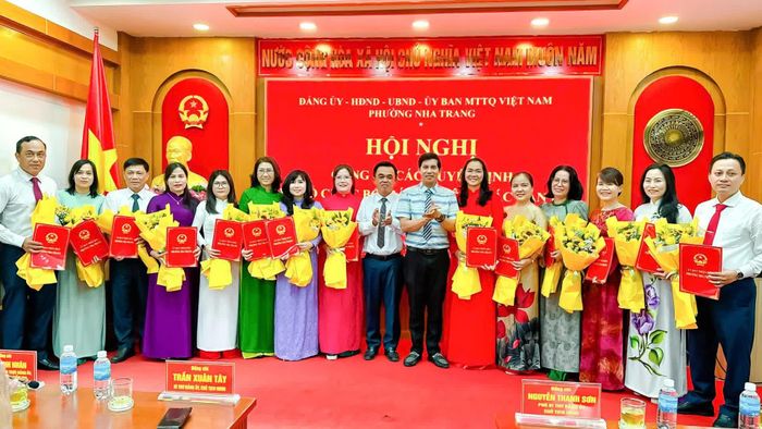 Lãnh đạo phường Nha Trang trao quyết định bổ nhiệm Hiệu trưởng, Phó Hiệu trưởng Trường Tiểu học Nha Trang.