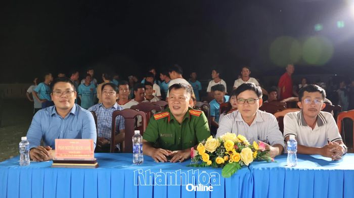 Lãnh đạo xã Phước Hà dự chương trình nghệ thuật.