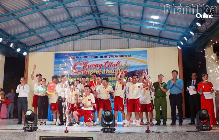 Lãnh đạo xã Phước Hà trao giải cho đội bóng đá nam.