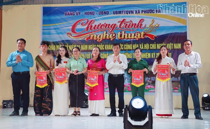 Lãnh đạo xã Phước Hà trao giải cho các tiết mục xuất sắc tại hội thi văn nghệ quần chúng của xã.