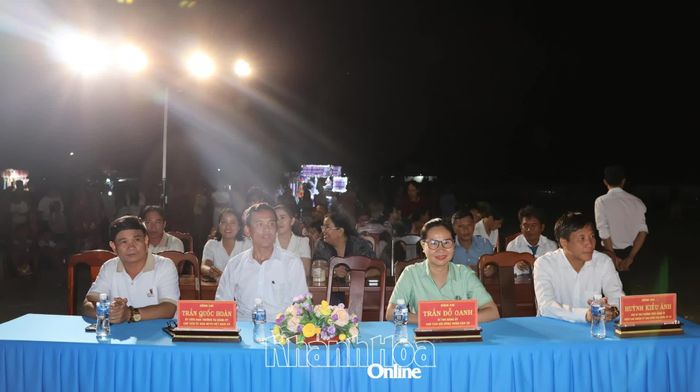 Lãnh đạo xã Phước Hà dự chương trình nghệ thuật.
