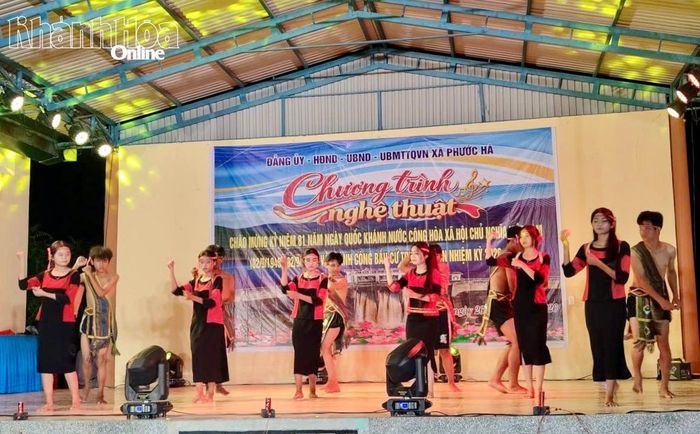 Tiết mục văn nghệ biểu diễn tại chương trình.
