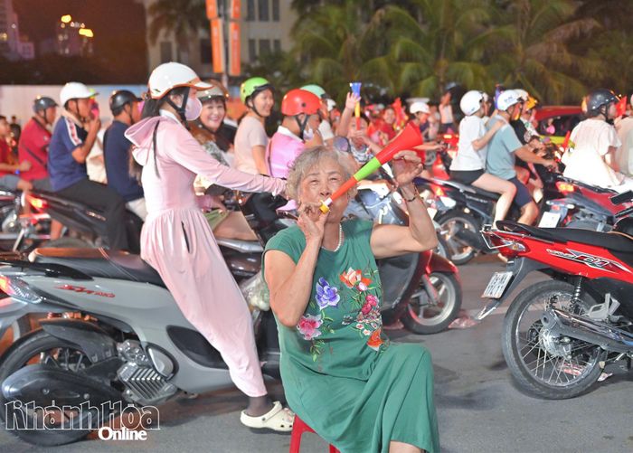 Một cụ bà chung vui với chiến thắng của tuyển Việt Nam.