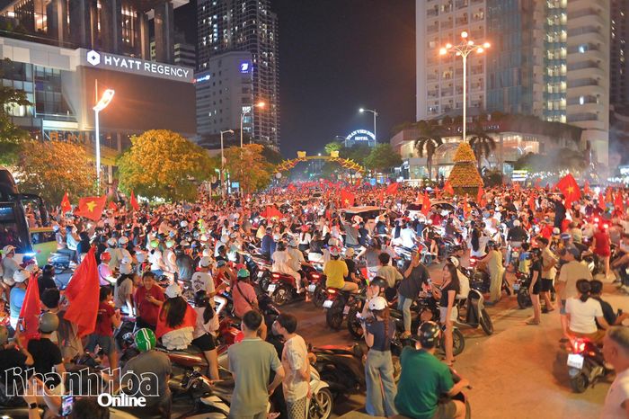 Người dân các nơi ùa về đường Trần Phú.