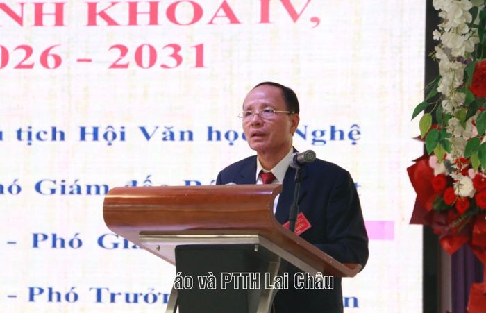 Đồng chí Nguyễn Viết Mạnh - Chủ tịch Hội Nhà báo tỉnh trình bày Báo cáo kiểm điểm của Ban Chấp hành khoá III tại phiên làm việc thứ nhất.