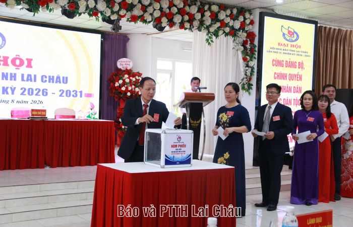 Đại biểu tiến hành bỏ phiếu tại phiên làm việc thứ nhất Đại hội Hội Nhà báo tỉnh lần thứ IV, nhiệm kỳ 2026–2031.