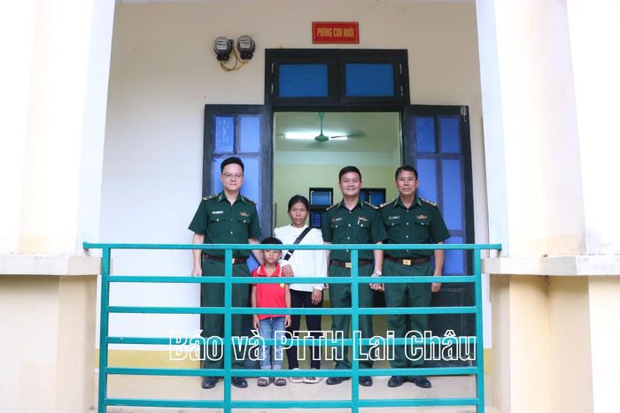 Các cán bộ, chiến sĩ Đồn Biên phòng Pa Tần đưa em Phạm Văn Tỉnh nhận phòng con nuôi tại Tổ công tác của đồn biên phòng.