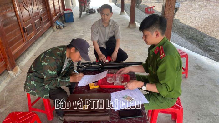 Công an xã Lê Lợi phối hợp, vận động người dân giao nộp súng cồn CPC nén khí do người dân đặt mua trên mạng.