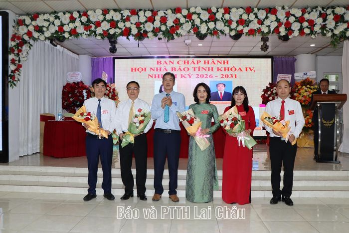 Đồng chí Hoàng Kiều Anh - Phó Chủ tịch Ủy ban MTTQ Việt Nam tỉnh tặng hoa chúc mừng Ban Chấp hành khóa mới.