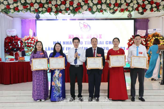 ... tặng Bằng khen của Hội Nhà báo Việt Nam cho các cá nhân.