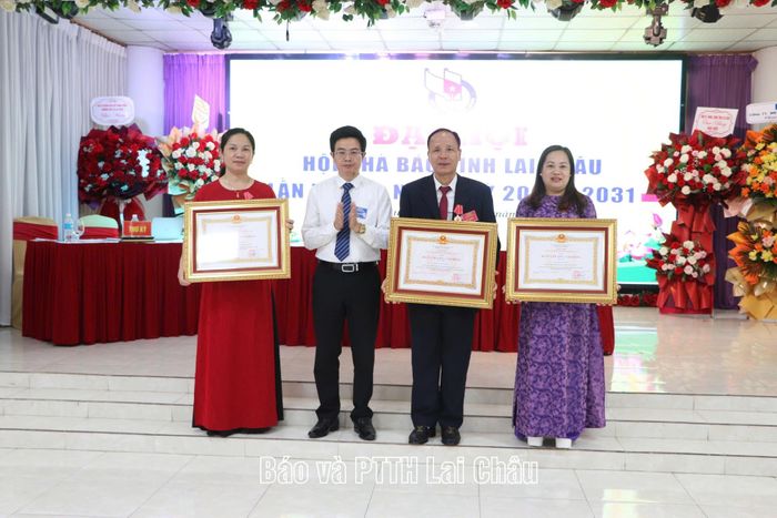 Thừa ủy quyền của Chủ tịch nước Cộng hòa xã hội Chủ nghĩa Việt Nam, đồng chí Mạc Quang Mạnh - Phó Trưởng Ban Tổ chức Tỉnh ủy trao Huân chương Lao động Hạng Nhì, Hạng Ba cho các cá nhân có thành tích xuất sắc.