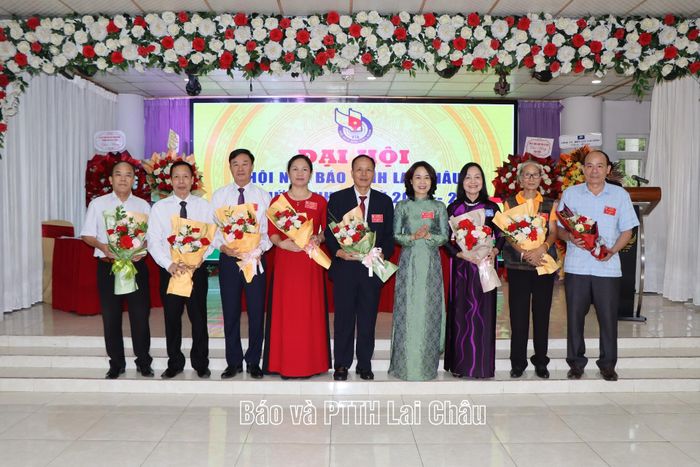 Đồng chí Đào Bích Vân - Giám đốc Báo và Phát thanh, Truyền hình Lai Châu, Chủ tịch Hội nhà báo tỉnh khóa IV tặng hoa, chia tay các đồng chí thôi tham gia ban chấp hành và nguyên lãnh đạo hội nhà báo, các cơ quan báo chí qua các thời kỳ.