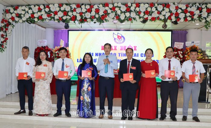 Đồng chí Hoàng Kiều Anh - Phó Chủ tịch Ủy ban MTTQ Việt Nam tỉnh tặng Kỷ niệm chương cho các cá nhân.