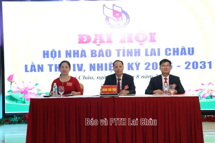 Đoàn Chủ tịch điều hành đại hội.
