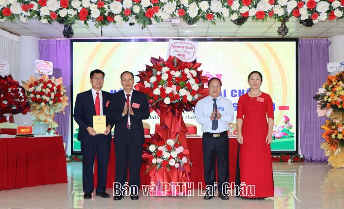 Thay mặt Tỉnh ủy – HĐND – UBND - Ủy ban MTTQ Việt Nam tỉnh, đồng chí Tống Thanh Hải - Phó Chủ tịch Thường trực UBND tỉnh tặng hoa chúc mừng đại hội.