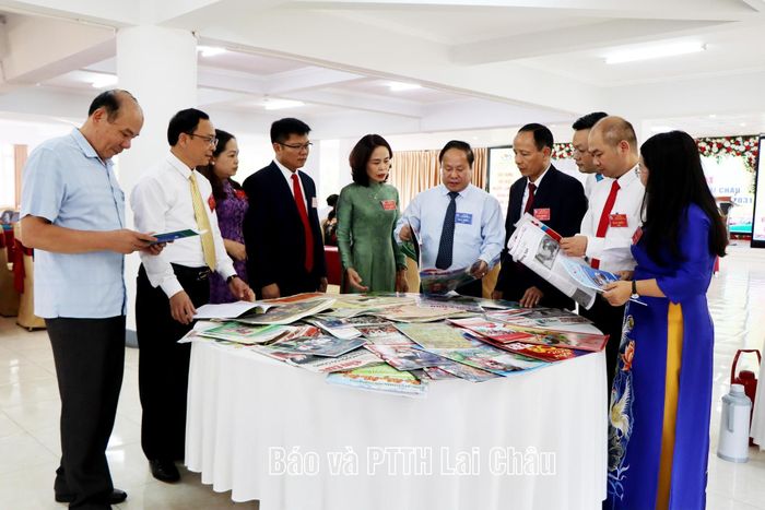 Đồng chí Tống Thanh Hải - Phó Chủ tịch Thường trực UBND tỉnh cùng đại biểu xem các ấn phẩm báo chí.
