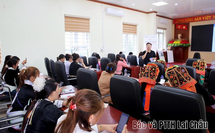 Hội viên phụ nữ nòng cốt xã Sin Suối Hồ được hướng dẫn cài đặt bảo vệ tài khoản cá nhân trên các trang mạng xã hội. 