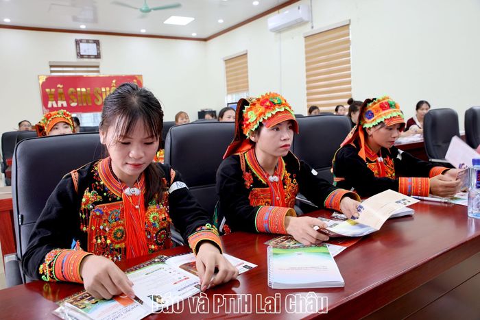 Các hội viên phụ nữ xã Sin Suối Hồ tìm hiểu thông tin về an toàn số. 