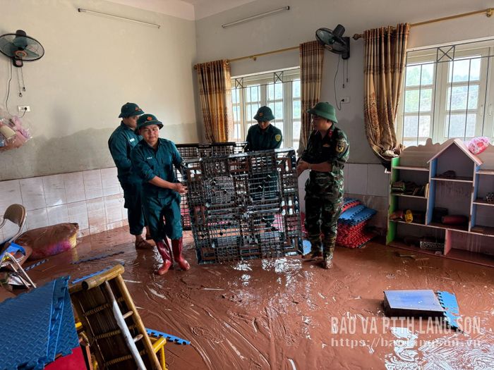 Lực lượng vũ trang xã Mẫu Sơn hỗ trợ dọn trường học sau cơn bão số 4