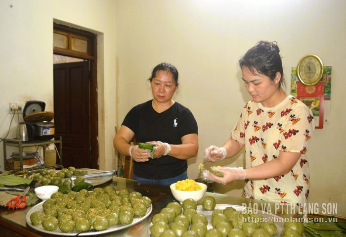 Người dân phường Lương Văn Tri làm bánh truyền thống dâng cúng tổ tiên rằm tháng 7