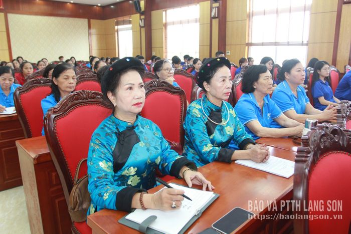Hội viên các chi hội phụ nữ của phường Đông Kinh tham dự tập huấn, bồi dưỡng nghiệp vụ công tác bảo vệ nền tảng tư tưởng của Đảng