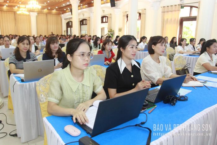 Học viên thực hành ứng dụng trí tuệ nhân tạo (AI) trong kiểm tra, đối chiếu và xử lý dữ liệu thống kê